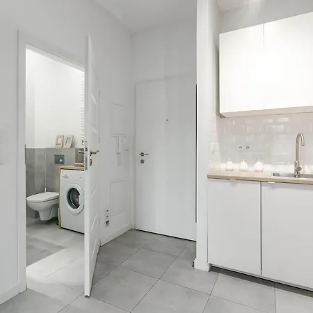 寒意机场公寓 *