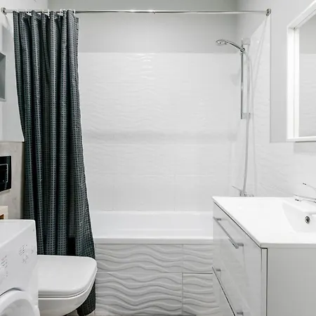 Airport Apartment *
